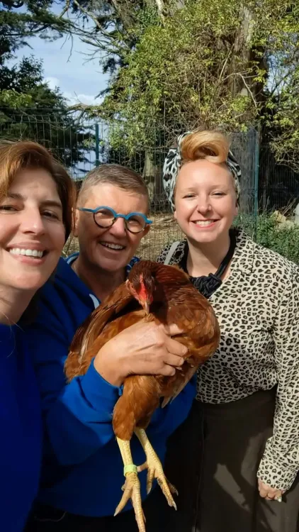 Les intervenantes de l’émission À égalité : Maryne Bruneau (à droite), Sophie Hamonet (à gauche) et leur invitée Valérie Lazennec, réunies pour échanger autour de la place des femmes en milieu rural et des enjeux d’égalité femmes-hommes.